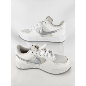 NIKE AIR FORCE 1 Low (GS) WHITE / SILVER (FV3981 100) Boys Sneakers Youth SZ 5Y